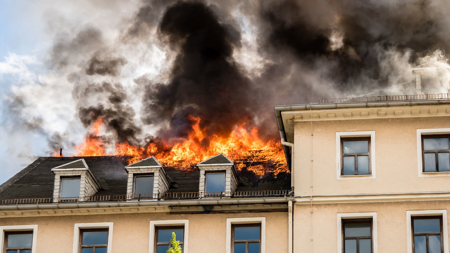 Wohnhaus mit brennendem Dachstuhl